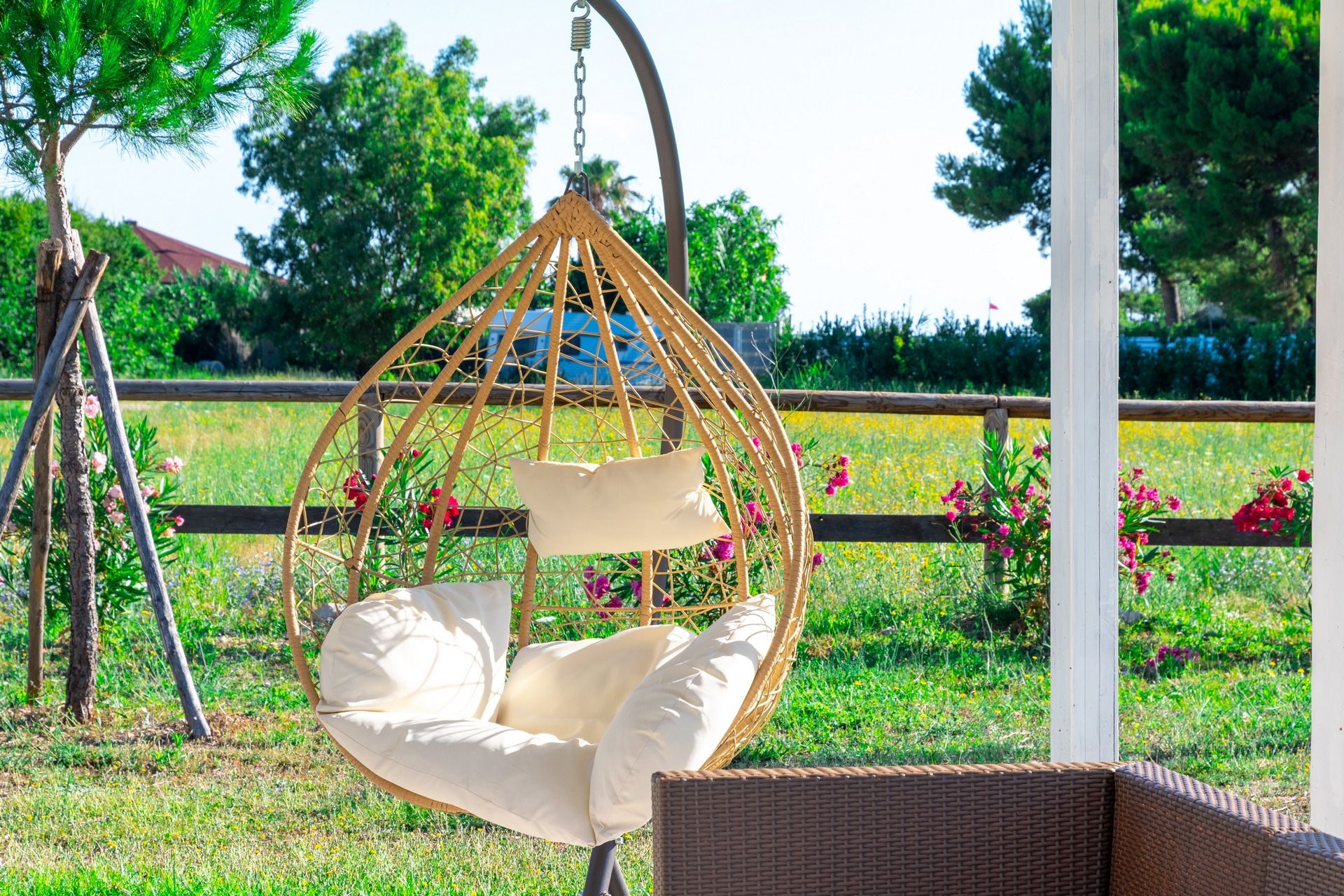 sedia a dondolo nell'area esterna del Bed and Breakfast Duccio a Mare a Vieste Gargano