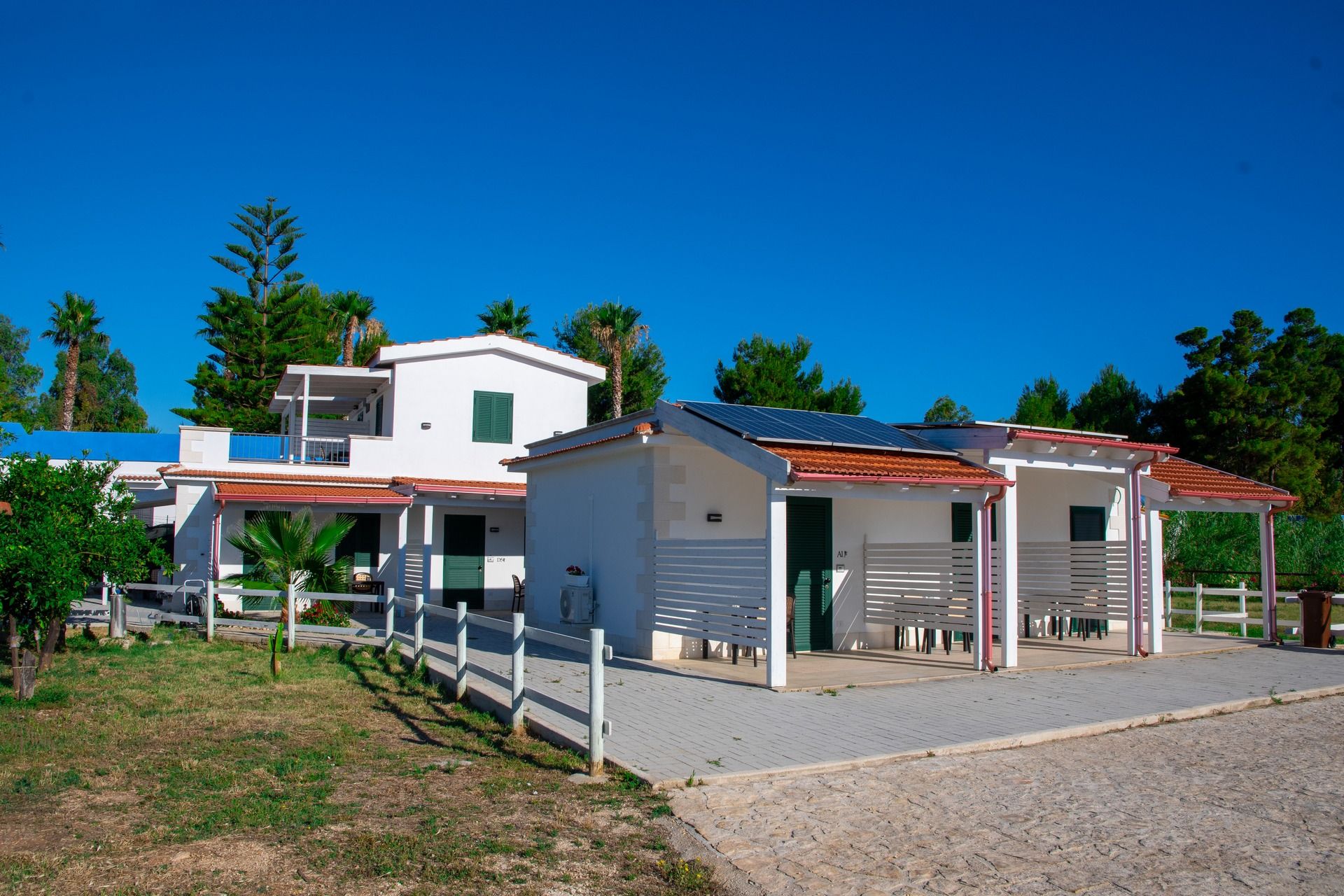 esterno del B&B Duccio a Mare con giardino per vacanze estive a Vieste nel Gargano